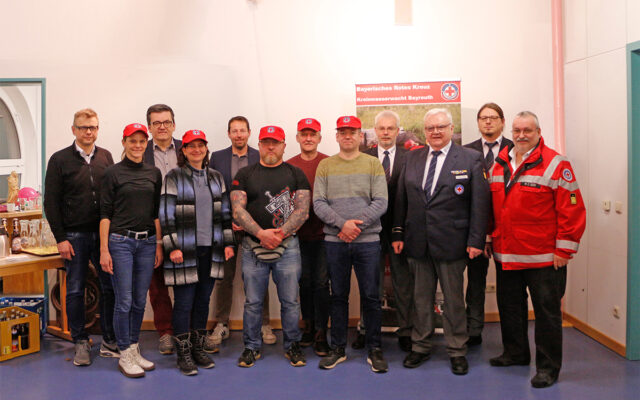 Gründungsversammlung der Wasserwacht Ortsgruppe Weidenberg wählt neue Vorstandschaft. Im Bild (v.l.n.r.): Markus Ruckdeschel (Kreisgeschäftsführer BRK-Kreisverband Bayreuth), Christine Hartauer (Schriftführerin Wasserwacht Ortsgruppe Weidenberg), Gerhard Hermannsdörfer (Bürgermeister Weidenberg), Dr. Cornlei Angerer-Daum (Ärztin Wasserwacht Ortsgruppe Weidenberg), Mathias Böhner (stv. Bürgermeister Weidenberg), Alexander Schweizer (Vorsitzender der Wasserwacht Ortsgruppe Weidenberg), Georg Raps (Kassier der Wasserwacht Ortsgruppe Weidenberg), Christian Reinhold (stv. Technischer Leiter Wasserwacht Ortsgruppe Weidenberg), Michel Nitschke (Technischer Leiter Kreiswasserwacht Bayreuth), Hans Joachim Seibel (Vorsitzender Kreiswasserwacht Bayreuth), Martin Laaser (stv. Technischer Leiter Kreiswasserwacht Bayreuth) und Hans-Jürgen Seeg (Bezirksvorsitzender Bezirkswasserwacht Ober- und Mittelfranken).