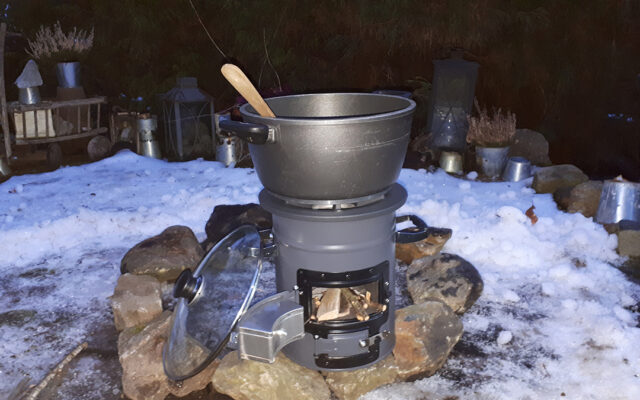 Die Wahrscheinlichkeit eines längerfristigen Stromausfalls wird von Experten derzeit als nicht gering eingeschätzt. In unserem Seminar „Kochen ohne Strom“ lernen Sie, sich auf diese Situation vorzubereiten. Im Bild eine Stromlose Kochmöglichkeit.