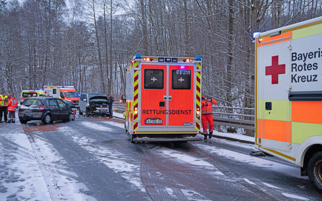 Einsatzkräfte am Einsatzort in Warmensteinach.