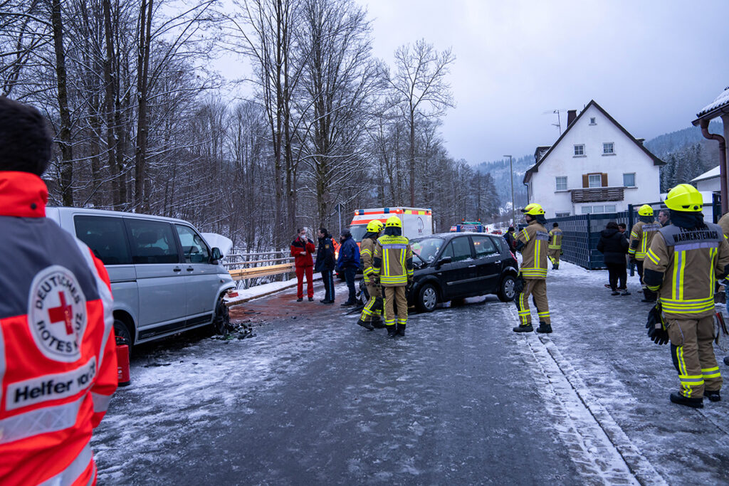 Einsatzkräfte am Einsatzort in Warmensteinach.