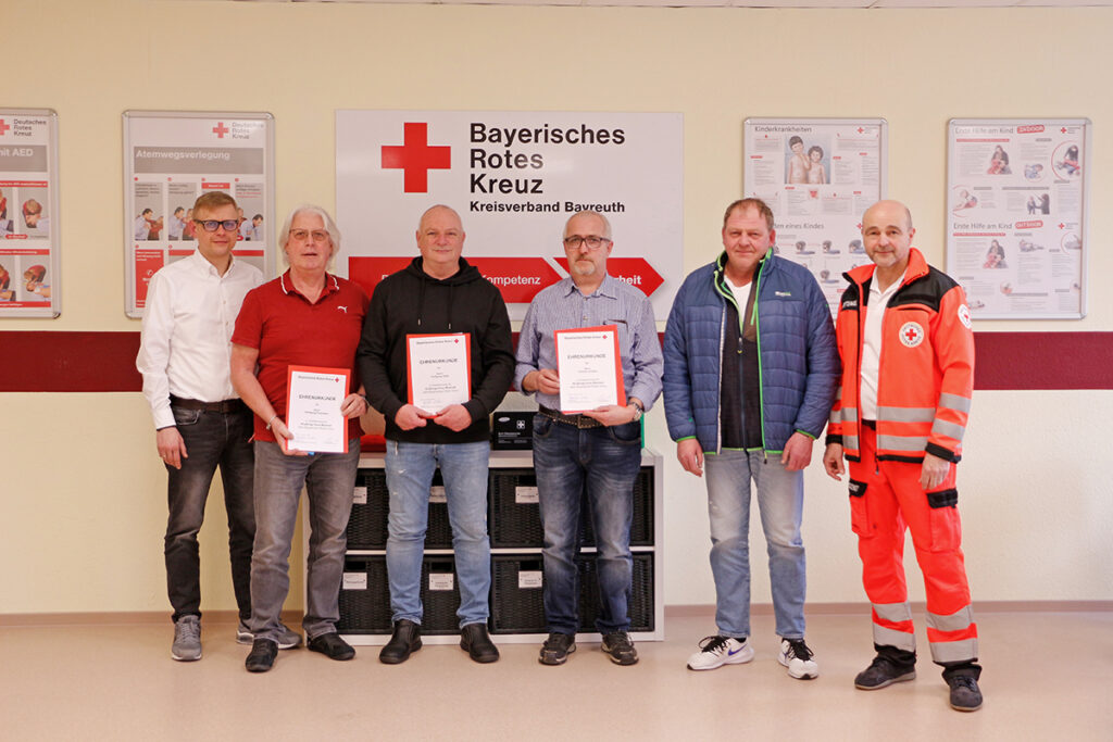 Für 40 Jahre Dienst im BRK-Rettungsdienst Bayreuth wurden Wolfgang Feuerstein (zweiter v.l.), Wolfgang Seibt (dritter v.l.) und Thomas Schaller (vierter v.l.) vom BRK-Kreisverband Bayreuth ausgezeichnet. Mit im Bild: Markus Ruckdeschel (BRK-Kreisgeschäftsführer Bayreuth (erster v.l.), Dietmar Kasel (BRK-Rettungsdienstleiter Bayreuth fünfter v.l.) und Jürgen Ganzleben (stv. BRK-Rettungsdienstleiter, sechster v.l.).