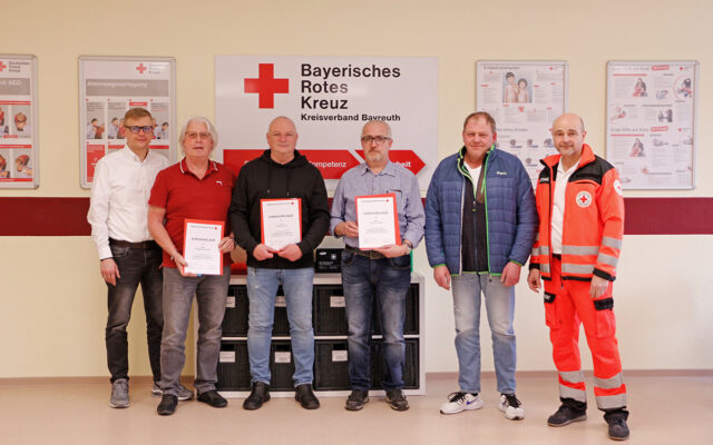 Für 40 Jahre Dienst im BRK-Rettungsdienst Bayreuth wurden Wolfgang Feuerstein (zweiter v.l.), Wolfgang Seibt (dritter v.l.) und Thomas Schaller (vierter v.l.) vom BRK-Kreisverband Bayreuth ausgezeichnet. Mit im Bild: Markus Ruckdeschel (BRK-Kreisgeschäftsführer Bayreuth (erster v.l.), Dietmar Kasel (BRK-Rettungsdienstleiter Bayreuth fünfter v.l.) und Jürgen Ganzleben (stv. BRK-Rettungsdienstleiter, sechster v.l.).