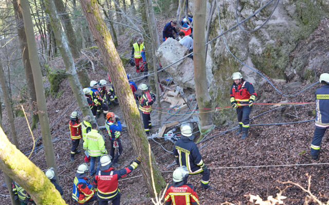 Am Nachmittag des 3. April 2023 gegen 16:00 Uhr wurde bei Felssicherungsarbeiten im Gemeindegebiet von Waischenfeld in der Fränkischen Schweiz ein Arbeiter bei Felssicherungsarbeiten zwischen einem Felsen und einem Baum ein- geklemmt und schwerst verletzt.