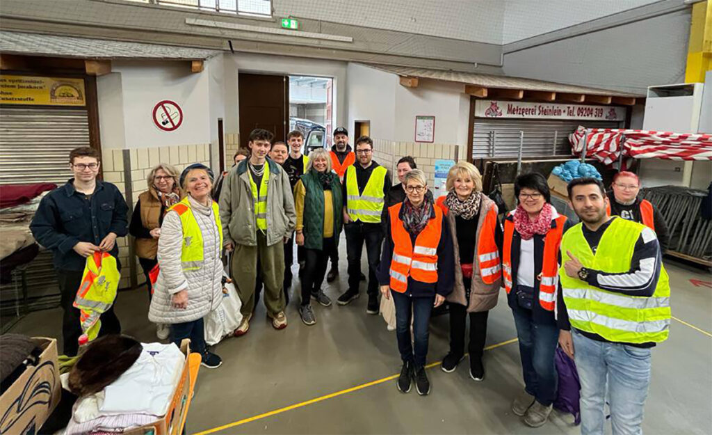 Nach zwei Jahren pandemie-bedingter Pause konnte der Lionsclub Bayreuth-Kulmbach und der BRK-Kreisverband Bayreuth endlich wieder einen großen Flohmarkt in der Rotmainhalle veranstalten.