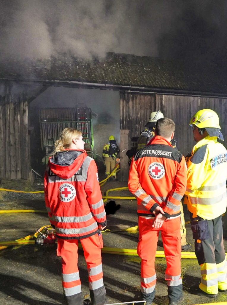 „B4 Brand Landwirtschaft Stall / Scheune“ war der Alarmtext mit dem BRK und Feuerwehr gestern Nacht (01.04.2023) gegen 23:00 Uhr durch die Integrierte Leitstelle Bayreuth Kulmbach nach Lessau alarmiert wurden