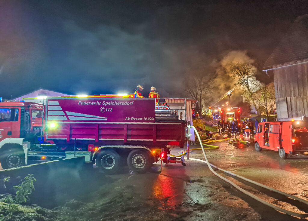 „B4 Brand Landwirtschaft Stall / Scheune“ war der Alarmtext mit dem BRK und Feuerwehr gestern Nacht (01.04.2023) gegen 23:00 Uhr durch die Integrierte Leitstelle Bayreuth Kulmbach nach Lessau alarmiert wurden