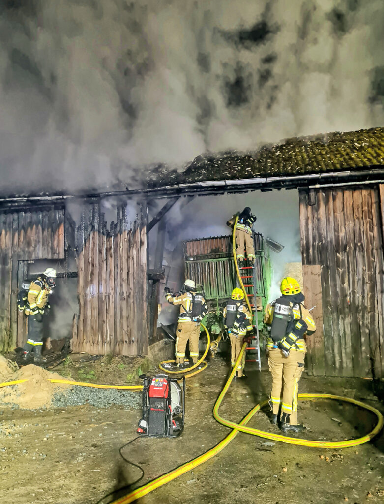 „B4 Brand Landwirtschaft Stall / Scheune“ war der Alarmtext mit dem BRK und Feuerwehr gestern Nacht (01.04.2023) gegen 23:00 Uhr durch die Integrierte Leitstelle Bayreuth Kulmbach nach Lessau alarmiert wurden