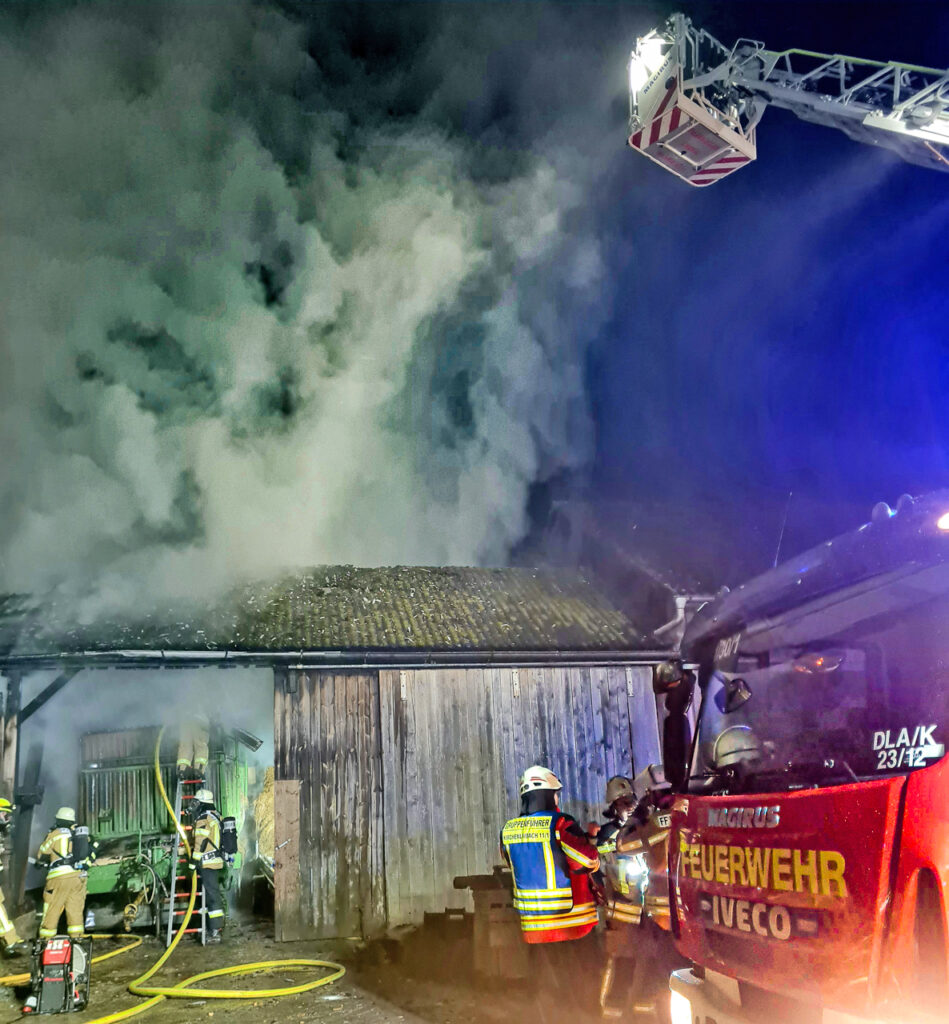 „B4 Brand Landwirtschaft Stall / Scheune“ war der Alarmtext mit dem BRK und Feuerwehr gestern Nacht (01.04.2023) gegen 23:00 Uhr durch die Integrierte Leitstelle Bayreuth Kulmbach nach Lessau alarmiert wurden