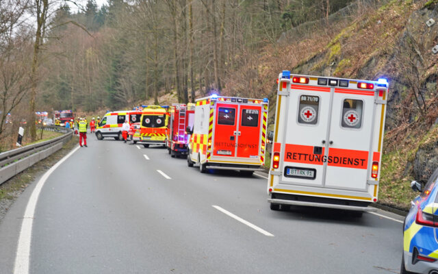 Fahrzeuge der Einsatzkräfte an der Unfallstelle.