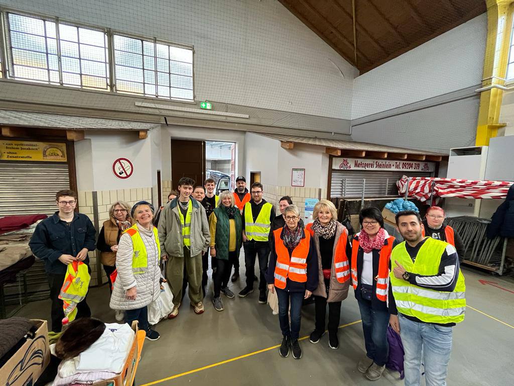 Nach zwei Jahren pandemie-bedingter Pause konnte der Lionsclub Bayreuth-Kulmbach und der BRK-Kreisverband Bayreuth endlich wieder einen großen Flohmarkt in der Rotmainhalle veranstalten.