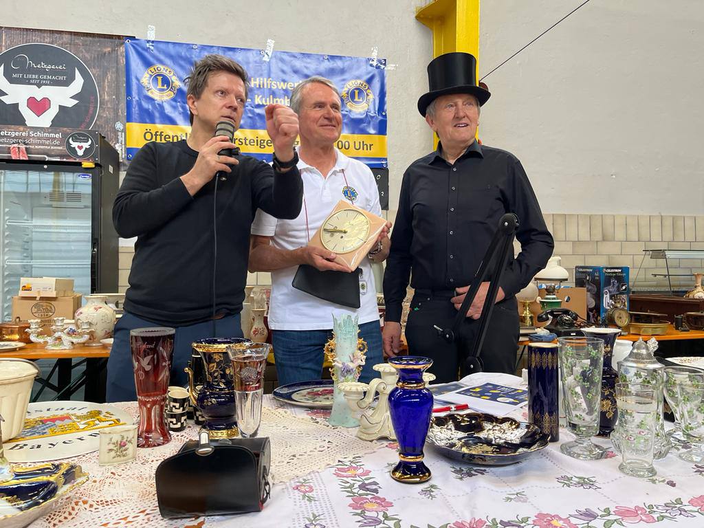 Nach zwei Jahren pandemie-bedingter Pause konnte der Lionsclub Bayreuth-Kulmbach und der BRK-Kreisverband Bayreuth endlich wieder einen großen Flohmarkt in der Rotmainhalle veranstalten.