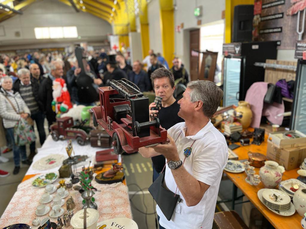 Nach zwei Jahren pandemie-bedingter Pause konnte der Lionsclub Bayreuth-Kulmbach und der BRK-Kreisverband Bayreuth endlich wieder einen großen Flohmarkt in der Rotmainhalle veranstalten.