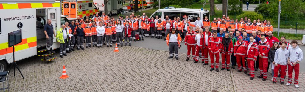 Einsatzrkäfte der BRK-Bereitschaften, der Bergwacht und der Wasserwacht, die den Maisel's FunRun 2023 absicherten.