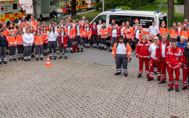 Einsatzrkäfte der BRK-Bereitschaften, der Bergwacht und der Wasserwacht, die den Maisel's FunRun 2023 absicherten.