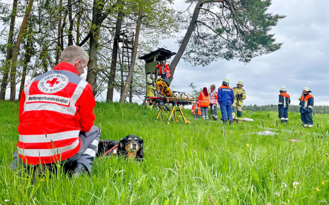 Verschiedene Hilfsorganisationen demonstrierten am 13. Mai in Kirmsees (Ldkr. Bayreuth) ihr beeindruckendes Können bei einer Übung.