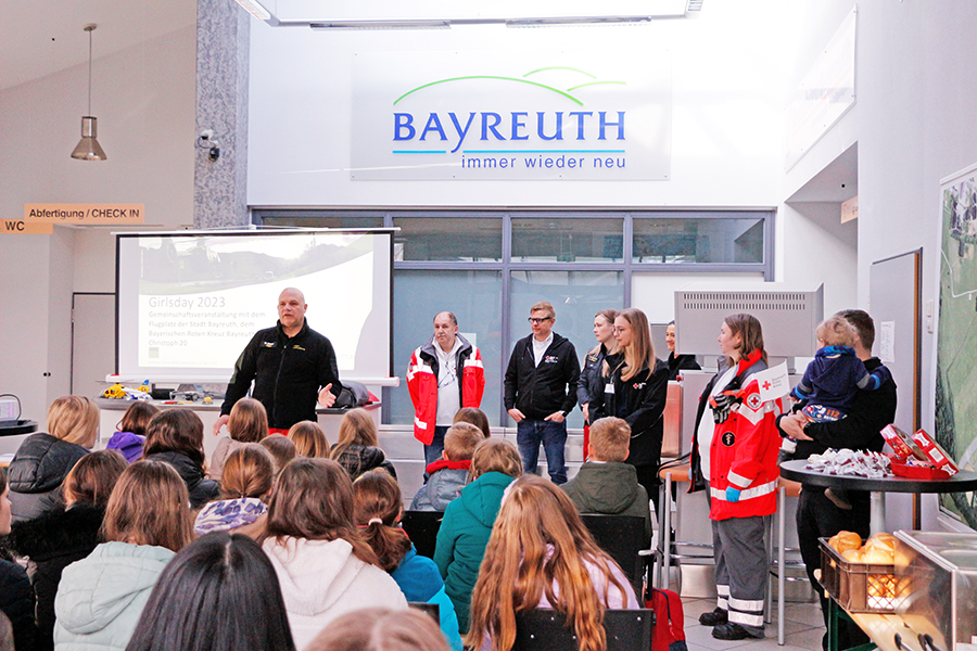 Unter dem Motto „Überfliegerin gesucht!“ konnten am Girls'day 40 Mädchen für einen Tag die Welt des BRK-Rettungsdienstes und der ADAC-Luftrettung entdecken.