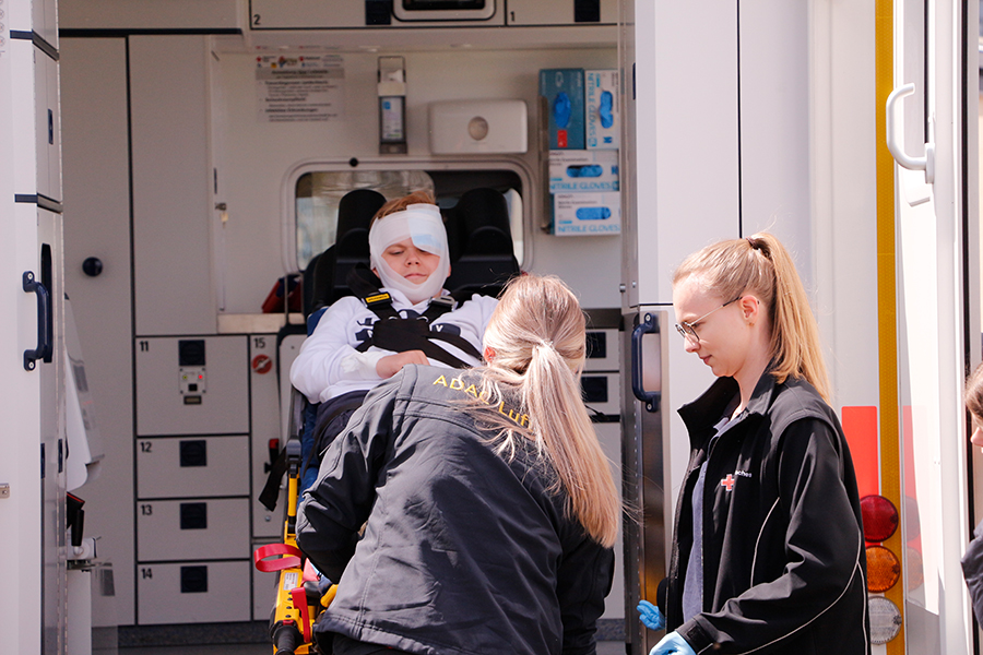 Unter dem Motto „Überfliegerin gesucht!“ konnten am Girls'day 40 Mädchen für einen Tag die Welt des BRK-Rettungsdienstes und der ADAC-Luftrettung entdecken.