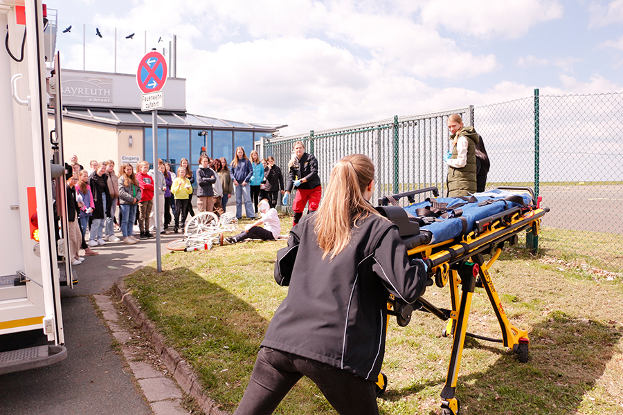 Unter dem Motto „Überfliegerin gesucht!“ konnten am Girls'day 40 Mädchen für einen Tag die Welt des BRK-Rettungsdienstes und der ADAC-Luftrettung entdecken.