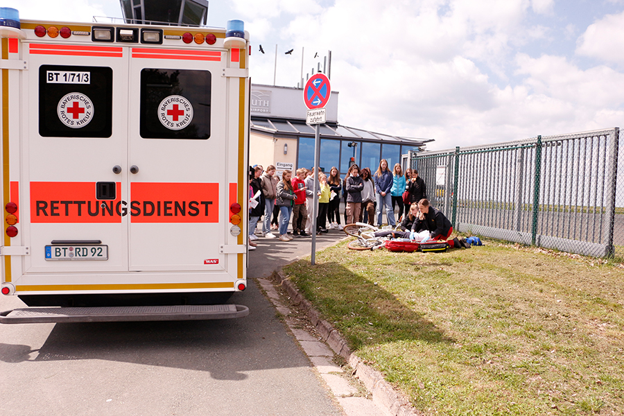 Unter dem Motto „Überfliegerin gesucht!“ konnten am Girls'day 40 Mädchen für einen Tag die Welt des BRK-Rettungsdienstes und der ADAC-Luftrettung entdecken.