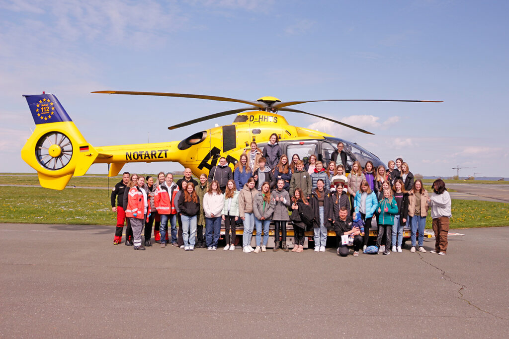 Unter dem Motto „Überfliegerin gesucht!“ konnten am Girls'day 40 Mädchen für einen Tag die Welt des BRK-Rettungsdienstes und der ADAC-Luftrettung entdecken.