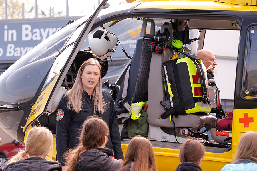 Unter dem Motto „Überfliegerin gesucht!“ konnten am Girls'day 40 Mädchen für einen Tag die Welt des BRK-Rettungsdienstes und der ADAC-Luftrettung entdecken.