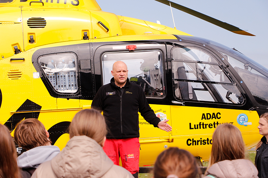 Unter dem Motto „Überfliegerin gesucht!“ konnten am Girls'day 40 Mädchen für einen Tag die Welt des BRK-Rettungsdienstes und der ADAC-Luftrettung entdecken.