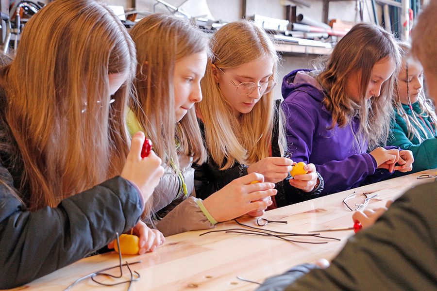 Unter dem Motto „Überfliegerin gesucht!“ konnten am Girls'day 40 Mädchen für einen Tag die Welt des BRK-Rettungsdienstes und der ADAC-Luftrettung entdecken.