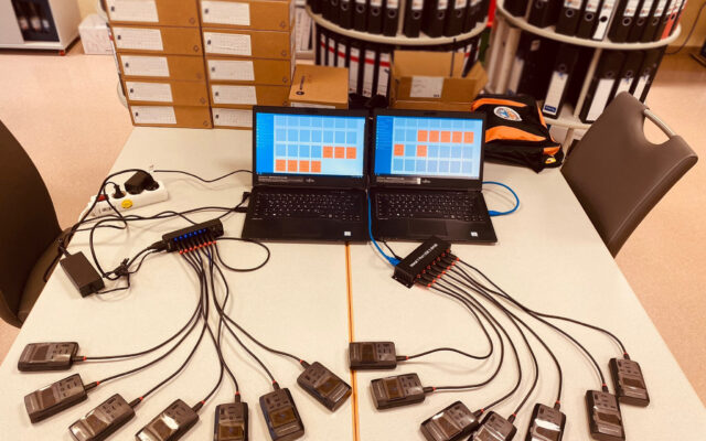 DIe TTB der ILS Bayreuth/Kulmbach programmiert auf Hochdruck TETRA-pager für die Feuerweren.