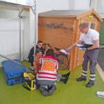 Ehrenamtliche Sanitäterinnen und Sanitäter trainieren ihren Einsatz als Helfer-Vor-Ort (HvO) bei einer Fortbildung im Rettcampus der BRK-Schulen Rettung in Bayreuth.