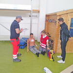 Ehrenamtliche Sanitäterinnen und Sanitäter trainieren ihren Einsatz als Helfer-Vor-Ort (HvO) bei einer Fortbildung im Rettcampus der BRK-Schulen Rettung in Bayreuth.