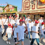 Teilnehmende der Wasserwacht Ortsgruppe Bayreuth beim Umzug der Vereine zur Eröffnung des Bayreuther Volksfestes 2023.