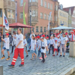Teilnehmende der Wasserwacht Ortsgruppe Bayreuth beim Umzug der Vereine zur Eröffnung des Bayreuther Volksfestes 2023.