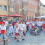 Teilnehmende der Wasserwacht Ortsgruppe Bayreuth beim Umzug der Vereine zur Eröffnung des Bayreuther Volksfestes 2023.