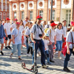 Teilnehmende der Wasserwacht Ortsgruppe Bayreuth beim Umzug der Vereine zur Eröffnung des Bayreuther Volksfestes 2023.