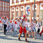 Teilnehmende der Wasserwacht Ortsgruppe Bayreuth beim Umzug der Vereine zur Eröffnung des Bayreuther Volksfestes 2023.