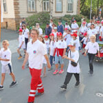 Teilnehmende der Wasserwacht Ortsgruppe Bayreuth beim Umzug der Vereine zur Eröffnung des Bayreuther Volksfestes 2023.