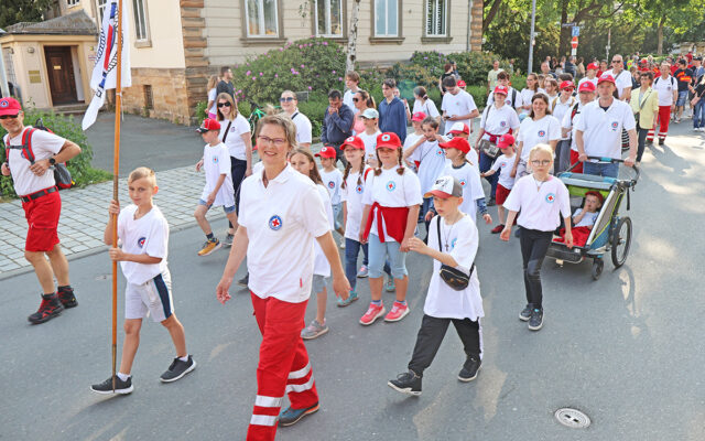 Teilnehmende der Wasserwacht Ortsgruppe Bayreuth beim Umzug der Vereine zur Eröffnung des Bayreuther Volksfestes 2023.