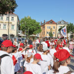 Teilnehmende der Wasserwacht Ortsgruppe Bayreuth beim Umzug der Vereine zur Eröffnung des Bayreuther Volksfestes 2023.