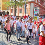 Teilnehmende der Wasserwacht Ortsgruppe Bayreuth beim Umzug der Vereine zur Eröffnung des Bayreuther Volksfestes 2023.