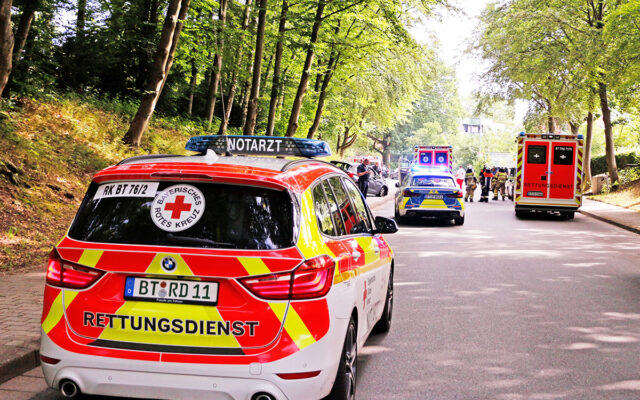 Einsatzfahrzeuge an der Einsatzstelle in der Bayreuther Tritstanstraße.