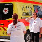 Bundestagsabgeordnete Silke Launert und das Team des BRK-Herzenswunsch-Hospizmobil in Bad Berneck.