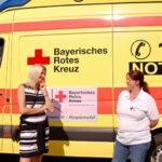 Bundestagsabgeordnete Silke Launert und das Team des BRK-Herzenswunsch-Hospizmobil in Bad Berneck.