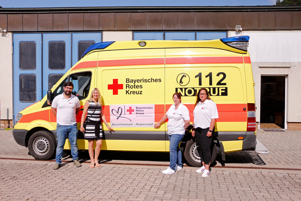 Bundestagsabgeordnete Silke Launert (zweite von links) und das Team des BRK-Herzenswunsch-Hospizmobil in Bad Berneck.