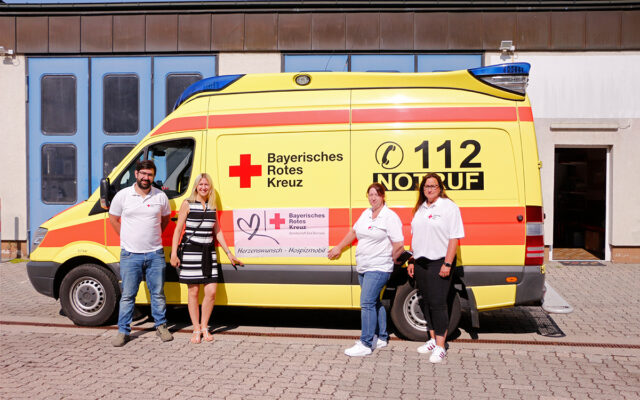 Bundestagsabgeordnete Silke Launert (zweite von links) und das Team des BRK-Herzenswunsch-Hospizmobil in Bad Berneck.