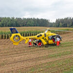 Rettungskräfte machen Patienten für den Transport im Rettungshubschrauber bereit.