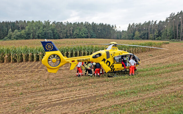 Rettungskräfte machen Patienten für den Transport im Rettungshubschrauber bereit.