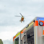 Rettungshubschrauber fliegt Einsatzstelle an.