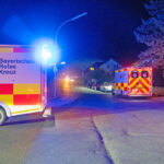 Zwei Einsatzfahrzeuge des BRKs bei Nacht am Einsatz.