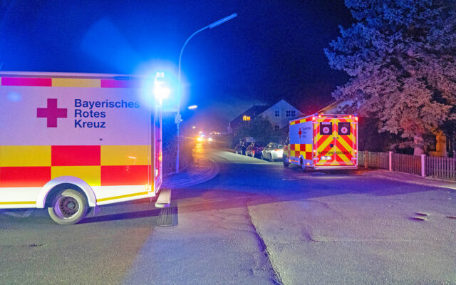 Zwei Einsatzfahrzeuge des BRKs bei Nacht am Einsatz.