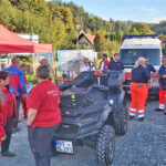 ATV und Einsatzkräfte zur Absicherung des SiLi-Mountainbike-Marathons.